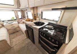 Avante 550 kitchen to lounge 1