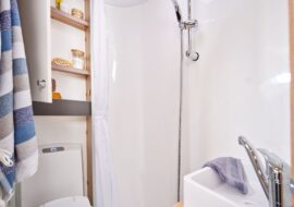 Discovery D4-4L Washroom with Riser Bar